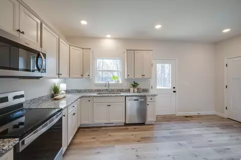 Kitchen - 1416 E Piney Rd, Dickson, TN 37055 photo 4 of 6