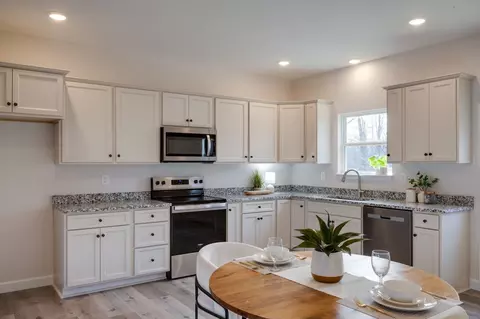 Kitchen - 1416 E Piney Rd, Dickson, TN 37055 photo 2 of 6
