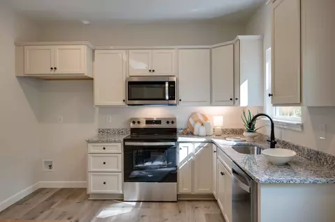 Kitchen - 1424 E Piney Rd, Dickson, TN 37055 photo 2 of 2