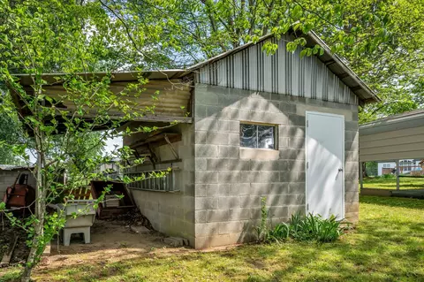 Exterior - 1006 Hershell St, Burns, TN 37029 photo 9 of 10