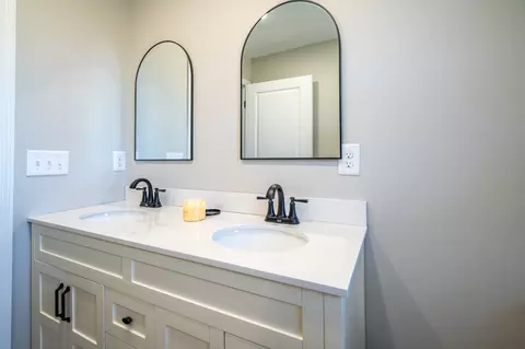 Bath - 530 N Main St, Loretto, TN 38469 photo 3 of 5