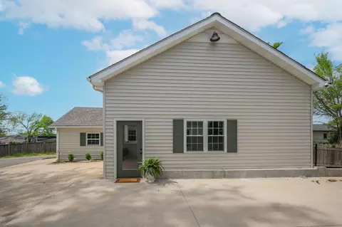 Exterior - 404 Murrell St, Dickson, TN 37055 photo 4 of 14