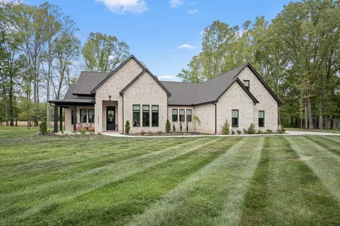 2022 Country Club Dr, Tullahoma, TN 37388