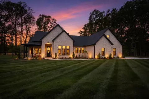 2022 Country Club Dr, Tullahoma, TN 37388