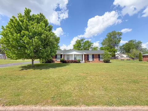 704 1st St, Lawrenceburg, TN 38464