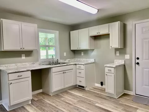 Kitchen - 2471 Smartt Station Rd, Morrison, TN 37357 photo 2 of 2