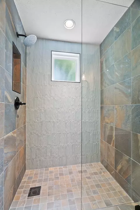 Bath - 203 22nd Ave E, Springfield, TN 37172 photo 3 of 3