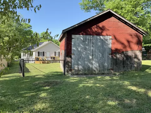 Exterior - 413 W 5th St, Dickson, TN 37055 photo 7 of 7