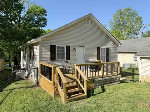 Exterior - 413 W 5th St, Dickson, TN 37055 photo 3 of 7
