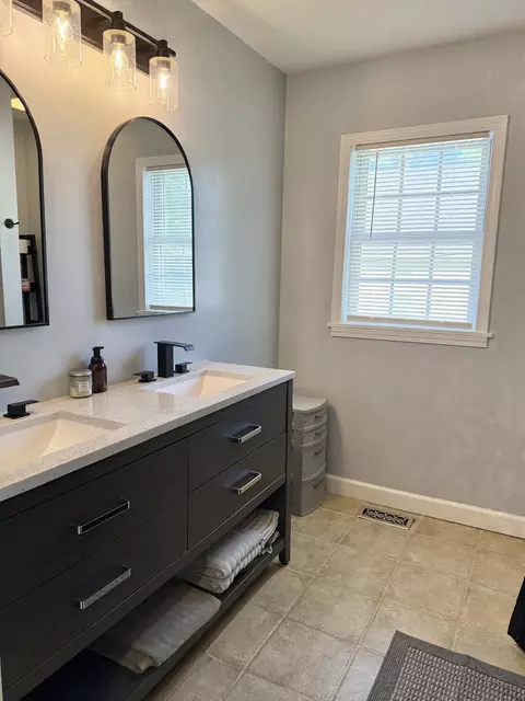 Bath - 413 W 5th St, Dickson, TN 37055 photo 1 of 1