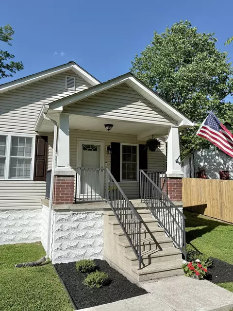 Exterior - 413 W 5th St, Dickson, TN 37055 photo 2 of 7