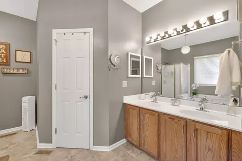 Bath - 325 Devonshire Dr, Franklin, TN 37064 photo 1 of 5