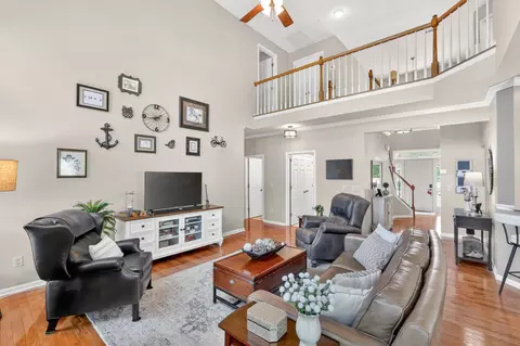 Living - 325 Devonshire Dr, Franklin, TN 37064 photo 2 of 3