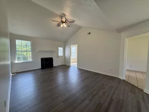Living - 7548 Chadwick Dr, Murfreesboro, TN 37129 photo 2 of 4
