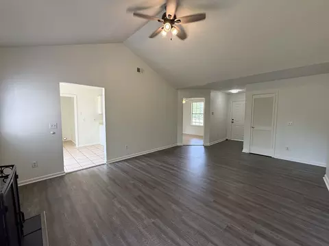 Living - 7548 Chadwick Dr, Murfreesboro, TN 37129 photo 3 of 4