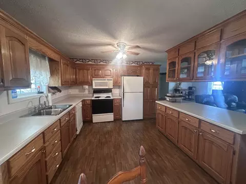 Kitchen - 91 Lambs Ferry Rd, Loretto, TN 38469 photo 2 of 3
