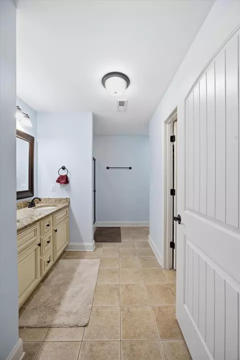 Bath - 124 Fieldstone Cmns, Rock Spring, GA 30739 photo 3 of 5