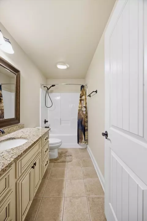Bath - 124 Fieldstone Cmns, Rock Spring, GA 30739 photo 4 of 5