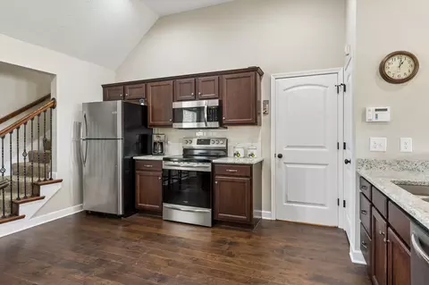 Entry Way - 7706 Alameda Dr, Murfreesboro, TN 37127 photo 3 of 8
