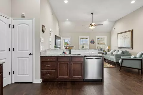 Entry Way - 7706 Alameda Dr, Murfreesboro, TN 37127 photo 2 of 8