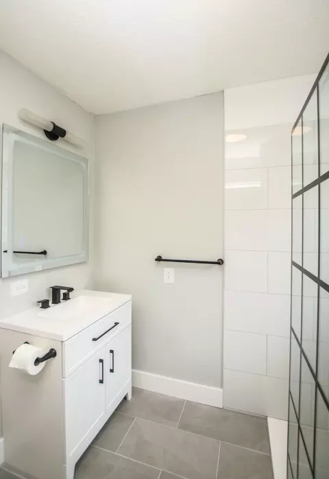 Bath - 828 E Castle St, Murfreesboro, TN 37130 photo 1 of 7