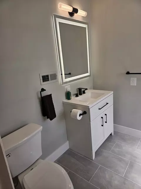 Bath - 828 E Castle St, Murfreesboro, TN 37130 photo 3 of 7