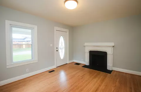 Living - 828 E Castle St, Murfreesboro, TN 37130 photo 2 of 6