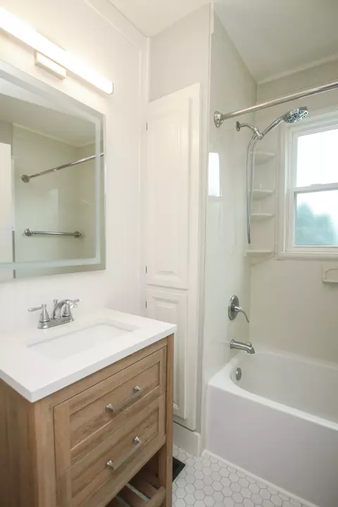 Bath - 828 E Castle St, Murfreesboro, TN 37130 photo 6 of 7
