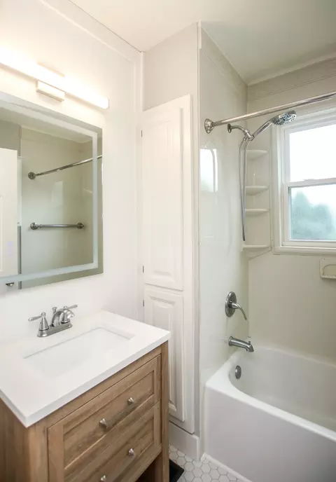 Bath - 828 E Castle St, Murfreesboro, TN 37130 photo 7 of 7
