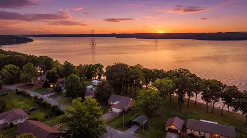 649 Holiday Acres Dr, Springville, TN 38256