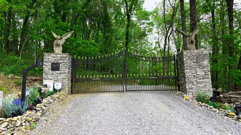 2870 Leonard Creek Ln, Arrington, TN 37014