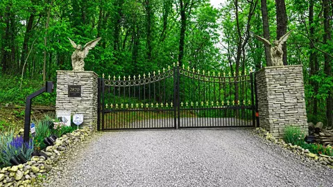2870 Leonard Creek Ln, Arrington, TN 37014