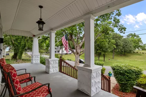 Exterior - 412 High St, Dickson, TN 37055 photo 7 of 16