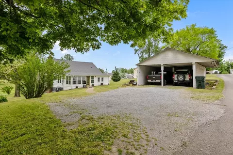 Exterior - 412 High St, Dickson, TN 37055 photo 3 of 16