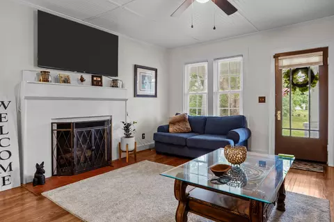 Living - 412 High St, Dickson, TN 37055 photo 1 of 2