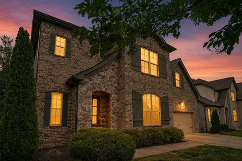 2504 Waldorf Ln, Thompsons Station, TN 37179