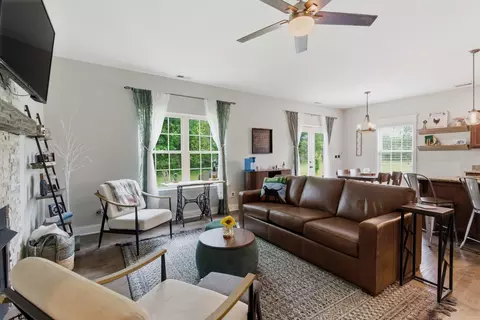 Living - 2004 Chapel Ct, Murfreesboro, TN 37128 photo 3 of 3