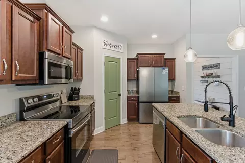 Kitchen - 2004 Chapel Ct, Murfreesboro, TN 37128 photo 2 of 2