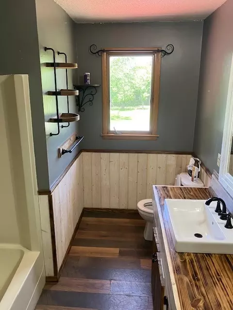 Bath - 204 Tammy Dr, Decherd, TN 37324 photo 2 of 4