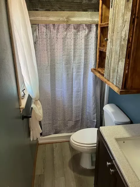 Bath - 204 Tammy Dr, Decherd, TN 37324 photo 1 of 4