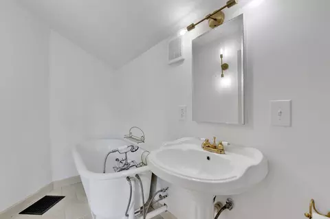 Bath - 308 Walnut St, Springfield, TN 37172 photo 1 of 4