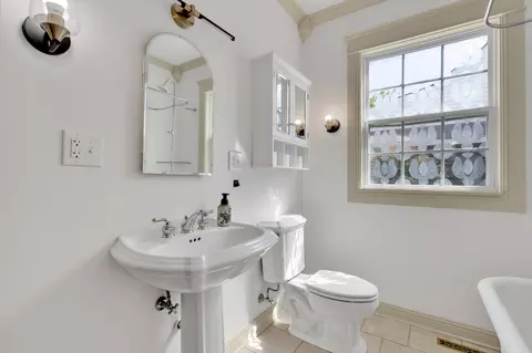 Bath - 308 Walnut St, Springfield, TN 37172 photo 4 of 4