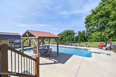 Exterior - 4015 Baxter Rd, Baxter, TN 38544 photo 4 of 10