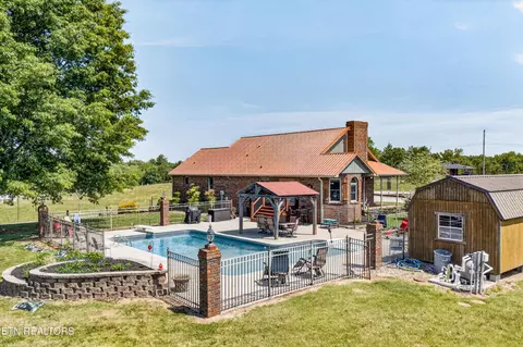 Exterior - 4015 Baxter Rd, Baxter, TN 38544 photo 3 of 10