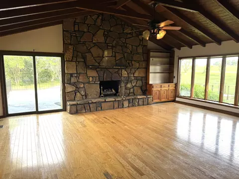 Living - 1225 Williams St, Decherd, TN 37324 photo 3 of 5