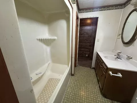 Bath - 1225 Williams St, Decherd, TN 37324 photo 3 of 3