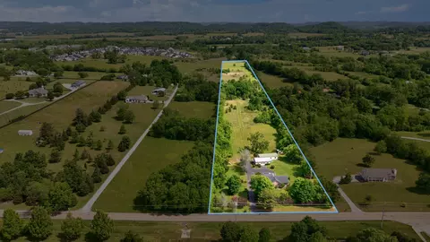 2740 Critz Ln, Thompsons Station, TN 37179