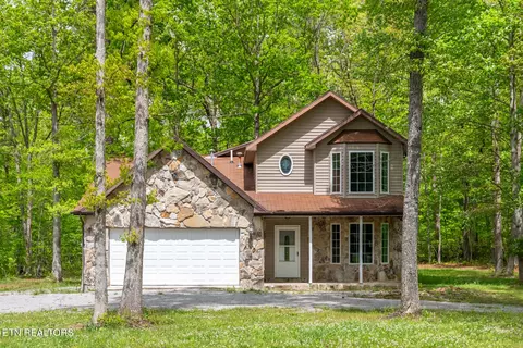 9301 Hondo Dr, Crossville, TN 38572