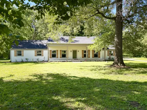 104 W Longview Dr, Portland, TN 37148
