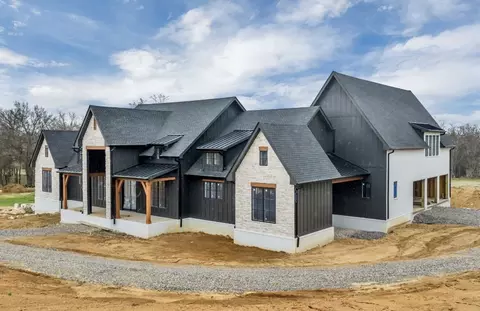 2388 Darks Mill Rd, Columbia, TN 38401